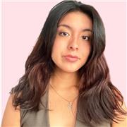 Chica joven que ha impartido clases a los más pequeños, en materias como inglés, ciencias, matemáticas, etc.